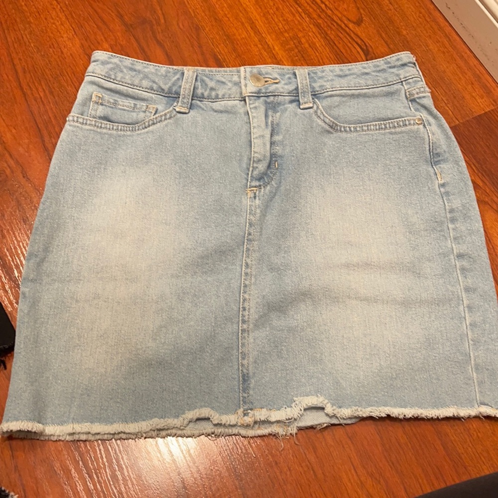 it’s a size 8. very nice material. love the length